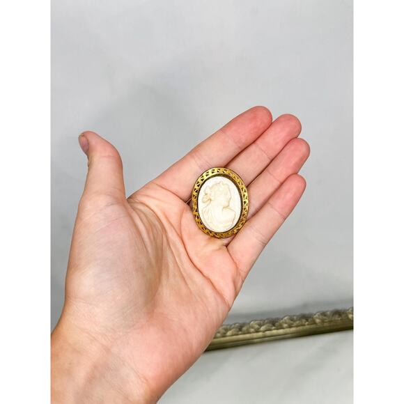 Antique 10K Gold Carved Shell Cameo Brooch Pin - Picture 1 of 8